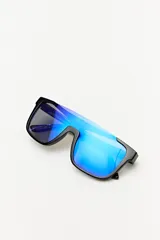 Lentes de sol con montura cuadrada de acetato negro y lentes espejados azules.