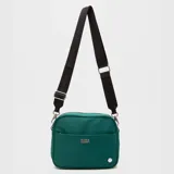 Cartera tipo bandolera de diseño compacto y moderno, color verde, con cierre principal, bolsillo frontal y correa ajustable con logo de la marca.