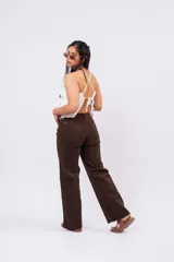 Pantalón wide leg de denim con estampado animal print en tonos chocolate y café, de tiro alto y corte recto y fluido.