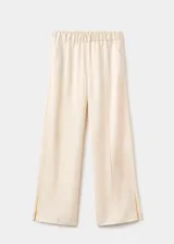 Pantalón de tiro medio confeccionado en tejido satinado de corte recto y largo, con bolsillos laterales, aberturas en el bajo y detalle de costuras.
