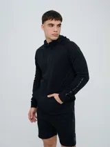 Campera deportiva Umbro modelo Terrace, color negro, con capucha y cierre frontal completo. Cuenta con bolsillos tipo canguro y detalles de la marca en las mangas.