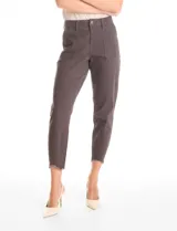 Pantalón de corte crop, color gris, con diseño de cinco bolsillos, cierre frontal con botón y ruedo irregular con terminación desflecada.
