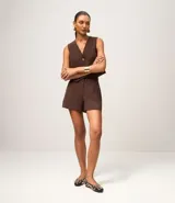 Chaleco slim color marrón, confeccionado en crepé, con escote en V y abotonado frontal.