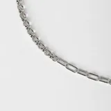 Gargantilla de plata 925 con diseño mixto que combina una cadena de eslabones tipo rolo y una cadena de eslabones tipo fuerza.