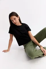 Remera de manga corta con cuello redondo, confeccionada en algodón, de corte clásico y versátil.