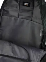 Mochila Caterpillar modelo Benson Backpack de color negro con patrón geométrico texturizado, bolsillos laterales de red y el logo de la marca en el frente.