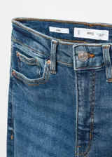 Jeans de corte skinny y tiro alto, confeccionados en tejido de algodón con elastano. Presentan diseño de cinco bolsillos, cierre de cremallera con botón y trabillas para cinturón.