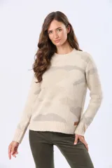 Buzo tejido de punto en jacquard color beige claro con estampado en tonos grises, de cuello redondo y manga larga.