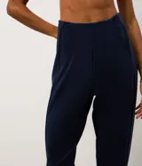 Pantalón deportivo tipo jogger color bordó, confeccionado en tejido de modal con poliéster y elastano. Presenta cintura fija, recortes estratégicos en el diseño y terminación ajustada en la botamanga.