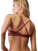 Brasier Calvin Klein color borgoña de encaje floral, sin aro ni relleno, con breteles finos regulables y banda elástica con logo de la marca.