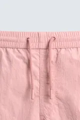Bañador de hombre color azul marino, confeccionado en tejido técnico, con cintura elástica ajustable mediante cordón. Presenta bolsillos laterales y un bolsillo trasero de plastrón. Incluye forro interior.