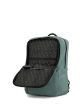 Mochila de ecocuero engomado color verde, con compartimento principal con cierre, bolsillo frontal con cierre, compartimento acolchado para laptop, bolsillos laterales y correas ajustables.