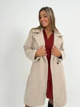 Tapado celeste de paño con doble botonadura, cuello solapa y bolsillos laterales.