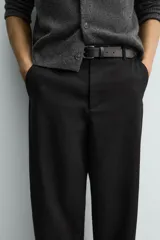 Pantalón de corte balloon fit, confeccionado en una mezcla de lyocell y algodón. Presenta bolsillos frontales, bolsillos traseros de vivo y cierre frontal con cremallera y botón.