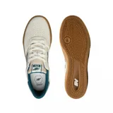 Championes urbanos New Balance modelo 272, color beige con detalles en verde azulado y suela de goma color caramelo. Presentan el logo N característico en el lateral y diseño de caña baja.