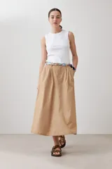 Falda midi color tostado con pinzas y cinturón estampado.