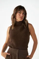 Pantalón de lana fina color crema, de tiro alto y pierna recta ancha.