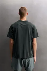 Camiseta de entrenamiento Zara Athleticz regular fit, confeccionada en tejido técnico negro, ligero y elástico. Cuenta con cuello redondo, manga corta y costuras planas.