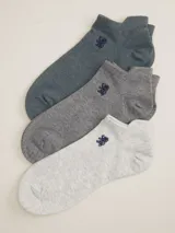 Pack de tres pares de medias cortas de lujo de la marca Benson & Thomas, en tonos gris claro y gris oscuro, con logo bordado en azul.