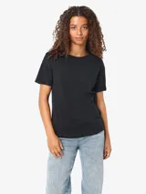 Remera básica de algodón orgánico con cuello redondo y mangas cortas, de corte clásico y ajuste cómodo.