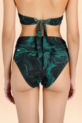 Bombacha de bikini de talle alto con banda ancha fruncida en la cintura. Presenta un diseño estampado con ondas en tonos marrón y turquesa.