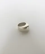 Anillo plateado con forma redondeada.