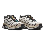 Championes Salomon XT-6, calzado de trail running adaptado para uso urbano. Diseño en color negro, gris, rojo y blanco, con sistema de cordones de ajuste rápido Quicklace y suela de gran tracción.