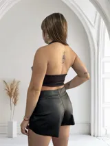 Top blanco con escote halter y espalda descubierta.