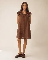 Vestido corto de lino color marrón, con silueta evasé, escote cuadrado y breteles con volados fruncidos.