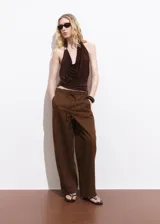Pantalón largo color marrón, de corte recto y holgado, con cintura elástica fruncida y cordón ajustable.
