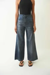 Pantalón jean de corte ancho con estampado de piel de serpiente.