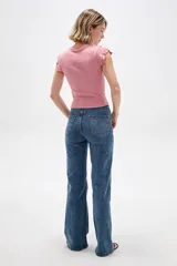 Musculosa de algodón color rosado, con cuello a la base, diseño al cuerpo y detalles de pequeños volados en las sisas.