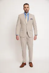 Ambo de dos piezas color beige, compuesto por saco de corte slim fit con solapas clásicas y pantalón de vestir a juego con corte recto.