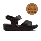 Sandalias negras de cuero USAFLEX Keely con plataforma baja y tiras anchas. Una tira es de cuero liso y la otra es de cuero texturizado.