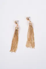 Aros colgantes de diseño largo, compuestos por una pieza superior semiesférica y un conjunto de múltiples cadenas finas de diferentes texturas que forman una borla.