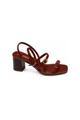 Sandalias de taco ancho Daniel Cassin modelo Maddem, color marrón, con múltiples tiras finas ajustables con hebillas doradas y puntera cuadrada.