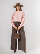 Sweater de punto con diseño amplio y mangas ranglan. Presenta cuello redondo tejido y puños acanalados, ofreciendo un calce cómodo y versátil.