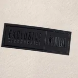 Pantalón de jogging color crema con puños ajustados, cintura elástica con cordón y logo de Los Angeles Lakers en el bolsillo lateral.