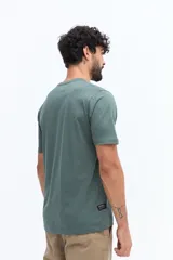 Remera básica de hombre con cuello redondo y mangas cortas, confeccionada en algodón. Presenta un pequeño logo bordado en el pecho.
