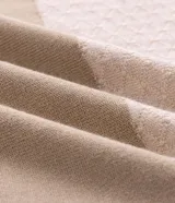 Suéter de corte regular y cuello redondo, confeccionado en viscosa y poliamida con textura de tricot. Presenta diseño de bloques de color en tonos blanco, beige y marrón claro con superficie texturizada.