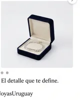 Pulsera de plata 925 con dije central en forma de letra hebrea Jai, decorado con circonias brillantes. Cuenta con cadena fina y cierre de mosquetón con cadena de alargue.