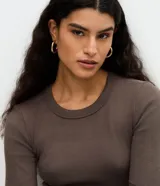 Blusa básica de manga larga Marfinno, color beige, confeccionada en tejido acanalado con cuello redondo y diseño ajustado.