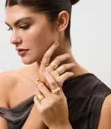 Kit de seis anillos femeninos de metal dorado con diseños robustos y modernos, que combinan aros anchos, acabados mates, texturas en relieve y detalles de resina.