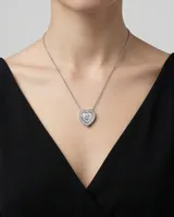 Collar de acero con dije en forma de corazón, decorado con nácar y circonias incrustadas.