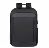 Mochila rígida de diseño minimalista y moderno, color negro, con compartimento principal amplio, bolsillo frontal con cierre y puerto de carga lateral. Cuenta con correas acolchadas y asa superior reforzada.