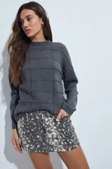 Minifalda de denim con estampado animal print en tonos gris y blanco, de corte recto y tiro medio.