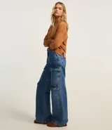 Suéter negro de punto leve, corte boxy, cuello redondo y mangas largas con puños y bajo acanalados.