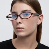 Lentes con protección contra luz azul y UV400, con montura de diseño geométrico en color bordó traslúcido y lentes transparentes.