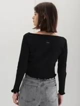 Remera marrón acanalada de manga larga con escote redondo y terminaciones con volados.