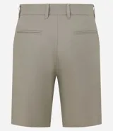 Bermuda masculina de corte recto, color beige, con cintura con trabillas y cierre tradicional. Confeccionada en una mezcla de algodón y lino con textura.